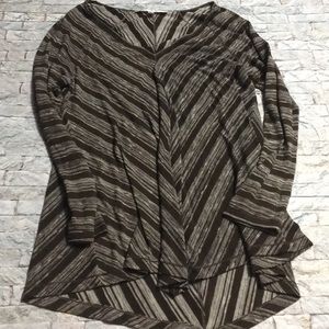 🌺 2 long sleeve size large tops